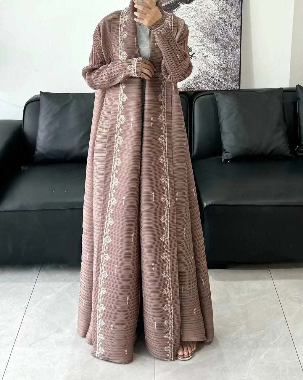 Discover timeless elegance with our Miyake Pleated Vintage Printed Lapel Long Sleeve Black Abaya. Designed in a refined New Dubai style, Perfect for formal events, evening wear, and modest