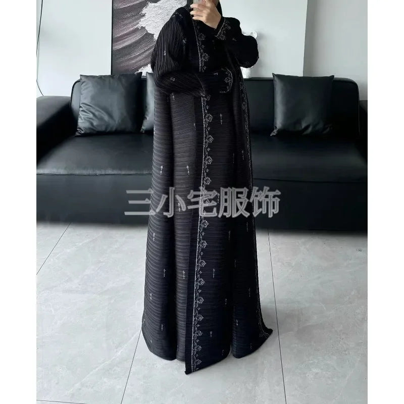 Discover timeless elegance with our Miyake Pleated Vintage Printed Lapel Long Sleeve Black Abaya. Designed in a refined New Dubai style, Perfect for formal events, evening wear, and modest