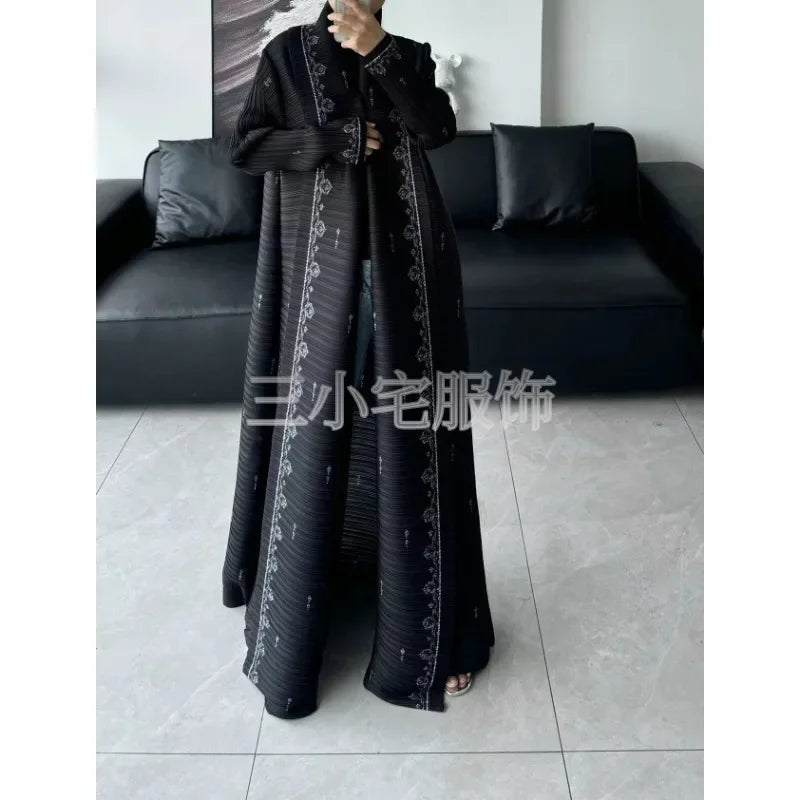 Discover timeless elegance with our Miyake Pleated Vintage Printed Lapel Long Sleeve Black Abaya. Designed in a refined New Dubai style, Perfect for formal events, evening wear, and modest