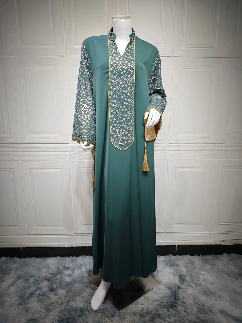 A beautifully crafted Muslim women Moroccan kaftan featuring a relaxed silhouette and elegant detailing for Eid and everyday wear