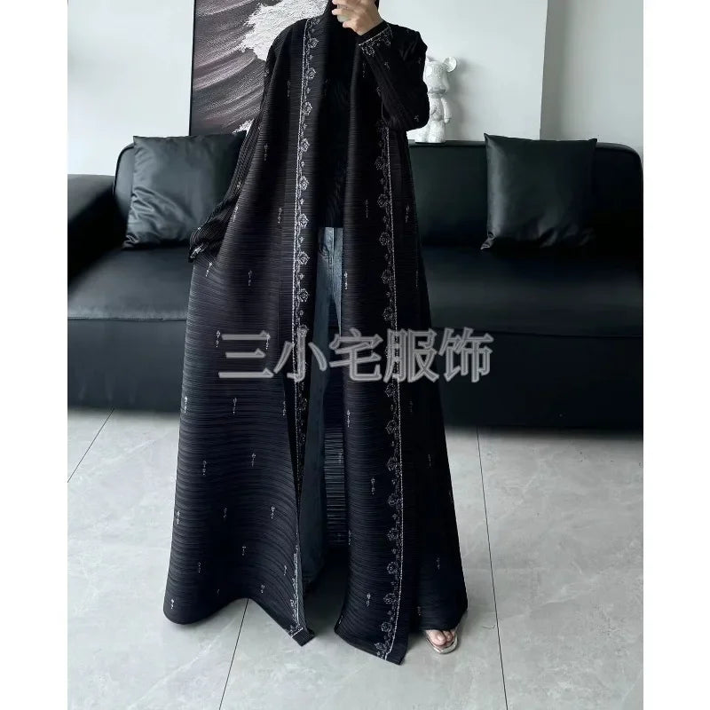 Discover timeless elegance with our Miyake Pleated Vintage Printed Lapel Long Sleeve Black Abaya. Designed in a refined New Dubai style, Perfect for formal events, evening wear, and modest