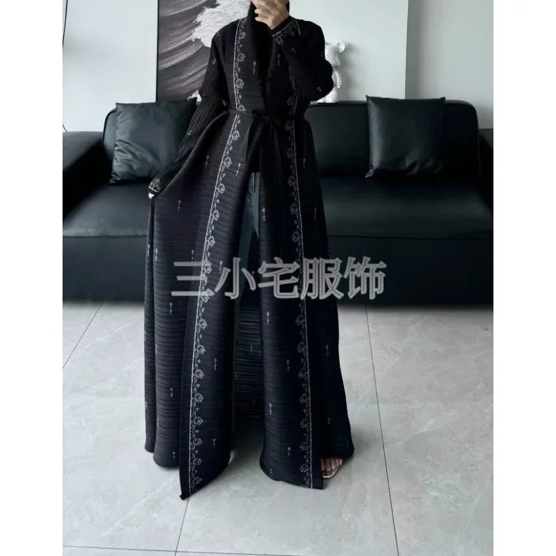 Discover timeless elegance with our Miyake Pleated Vintage Printed Lapel Long Sleeve Black Abaya. Designed in a refined New Dubai style, Perfect for formal events, evening wear, and modest