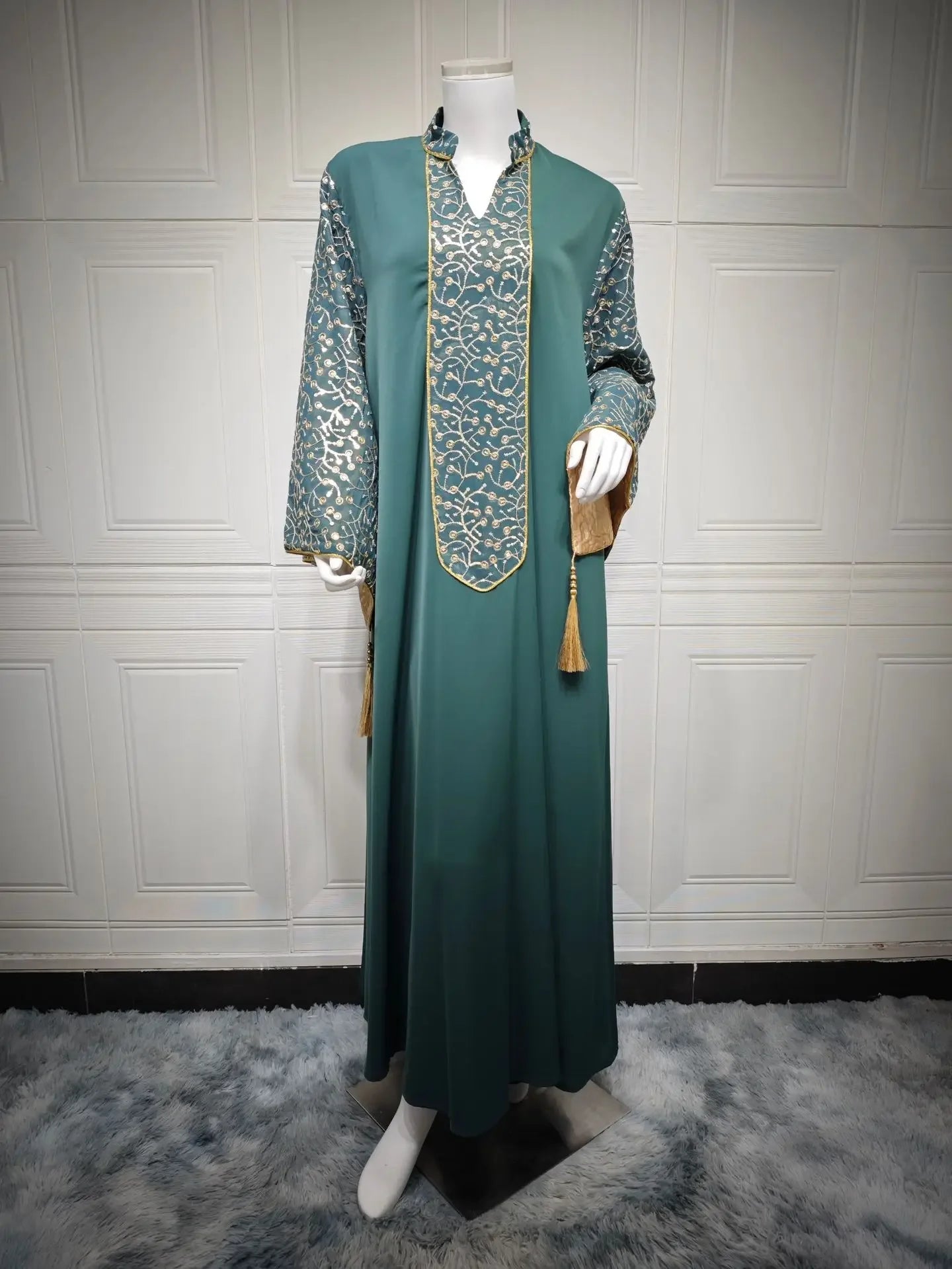 A beautifully crafted Muslim women Moroccan kaftan featuring a relaxed silhouette and elegant detailing for Eid and everyday wear