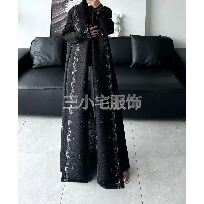Discover timeless elegance with our Miyake Pleated Vintage Printed Lapel Long Sleeve Black Abaya. Designed in a refined New Dubai style, Perfect for formal events, evening wear, and modest